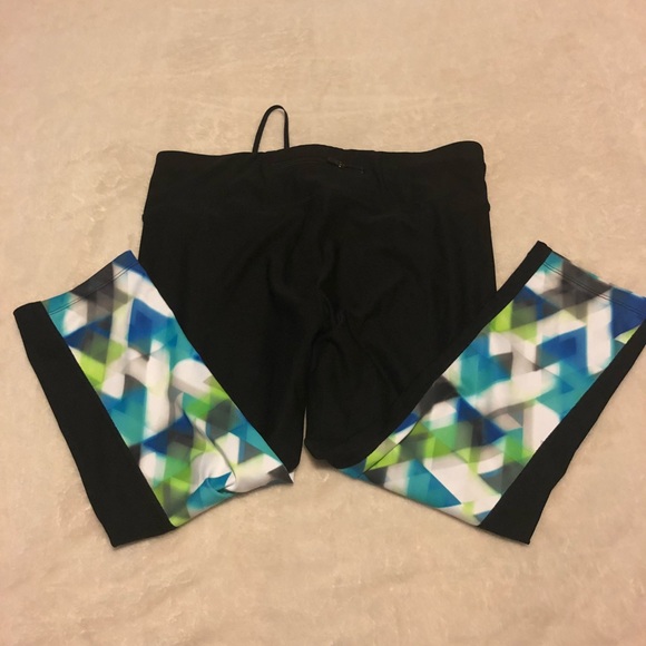 Color-block Fitted Athletic Capris - Picture 3 of 4